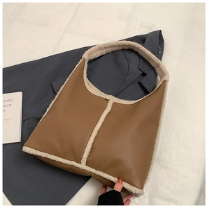 Borsa sottobraccio in pelle marrone con bordo in ecopelliccia bianca e grana di litchi