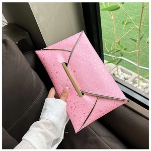 Pochette enveloppe rose avec motifs d'étoiles pailletées et boucle métallique dorée