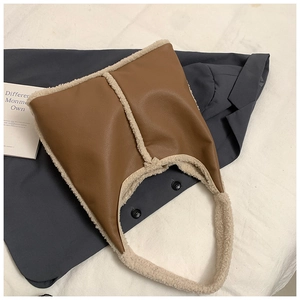 Dettaglio della pelle PU marrone e cuciture in agnellino sintetico sulla borsa