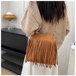 Vue détaillée du dos d'un sac bandoulière camel avec de longues franges bohèmes
