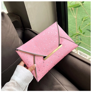 Détail de la pochette enveloppe rose avec étoiles argentées et fermoir doré chic