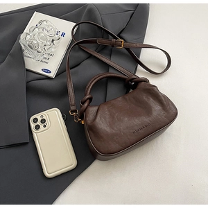 Détails du sac nuage plissé en cuir marron foncé avec bandoulière réglable chic