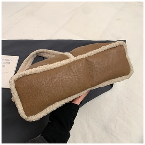Dettaglio borsa invernale in pelle martellata marrone con bordi in morbido peluche