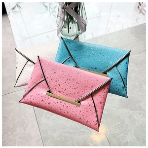 Détail de pochettes enveloppes à motifs d'étoiles avec fermoirs en métal doré