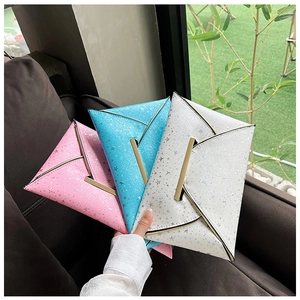 Trois pochettes enveloppes colorées avec paillettes d'étoiles et boucle en métal doré en détail