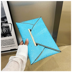 Détails de la pochette enveloppe bleue avec motif d'étoiles et bordures métalliques