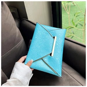 Détail de la pochette bleu clair à paillettes avec étoiles et fermoir doré chic
