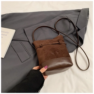 Détails du sac seau marron foncé vintage avec une texture en daim mat haut de gamme