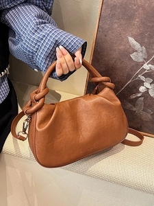 Borsa a nuvola retrò pieghettata marrone con manico rotondo e tracolla regolabile da donna