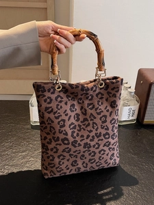 Borsa tote retrò leopardata con manici in bambù e dettagli in metallo dorato alla moda