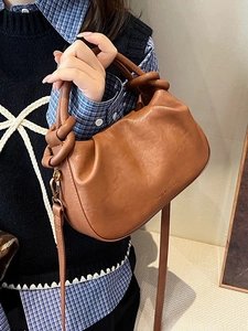 Borsa a nuvola in pelle marrone con manico a nodo unico e tracolla regolabile