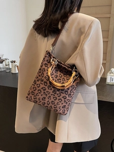 Borsa tote leopardata vintage con manico in bambù e connettori in metallo dorato