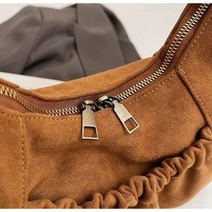 Detail of the vintage brown suede tote bag featuring a double metal zipper and pleats
