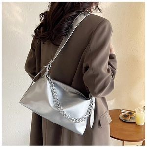 Détail du sac à bandoulière argenté métallisé avec lanière en cuir et chaîne en métal