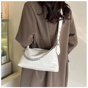 Détail du sac hobo en cuir PU blanc avec grosse chaîne argentée en bandoulière