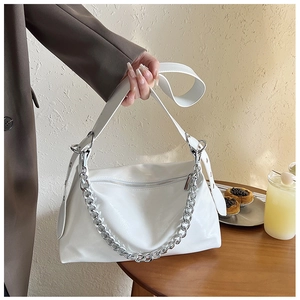 Vue détaillée du sac à bandoulière en cuir PU blanc avec une grosse chaîne en métal argenté