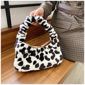 Détail du sac à main en peluche à motif zèbre avec une poignée froncée pour le style d'hiver