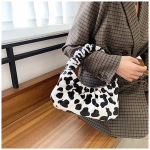 Détail du sac hobo en peluche à motif vache avec poignée froncée pour le style hiver