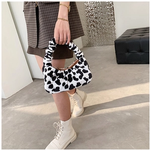 Détail du sac à main en peluche à motif zèbre avec une poignée froncée tendance