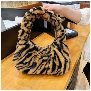 Détail d'un sac à main en fausse fourrure pelucheuse avec motifs zébrés jaune et noir