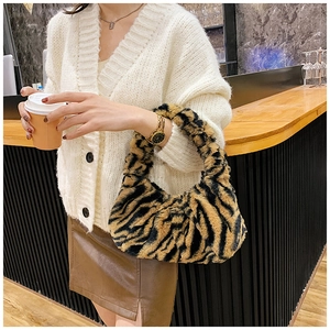 Détail de la texture en fausse fourrure d'un sac à bandoulière à motif tigre et peluche