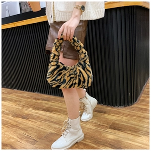 Vue détaillée du tissu en peluche à motif zèbre doux et de la texture d'un sac à main chic