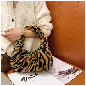 Détail macro du sac à bandoulière en peluche zébrée avec fausse fourrure douce et luxe