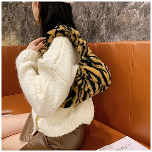 Détail du sac bandoulière en peluche à motif zèbre avec texture en fausse fourrure