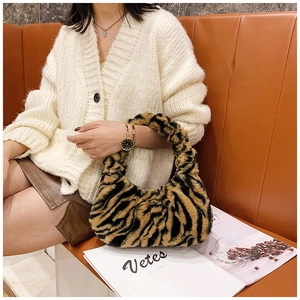 Détail du sac bandoulière en peluche à motif zébré avec texture douce en fausse fourrure