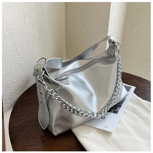 Détail du grand sac bandoulière argenté métallisé avec chaîne et finition texturée