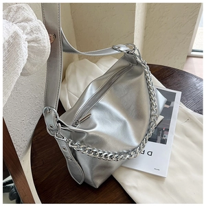 Détail du sac fourre-tout argenté avec chaîne épaisse et large bandoulière en cuir