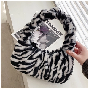 Détail de la texture du sac en peluche zébré avec finition en fausse fourrure