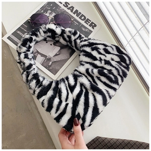 Détail du sac à main en peluche imprimé zèbre avec une fermeture plissée style nuage