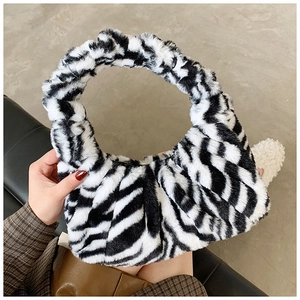 Détail du sac à bandoulière en peluche zébré avec poignée froncée pour la mode d'hiver