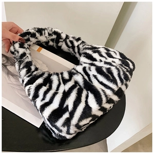 Détail de la texture douce en fausse fourrure à motif zébré sur un sac à bandoulière