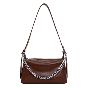Sac à épaule minimaliste en similicuir marron avec une grande chaîne argentée chic
