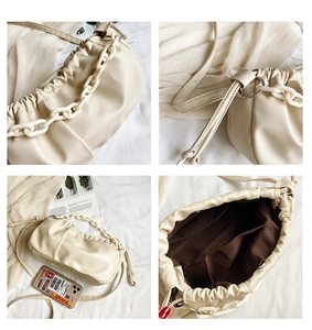 Vue détaillée du sac nuage plissé crème avec chaîne acrylique, doublure et contenance