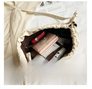 Vue détaillée de l'intérieur du sac nuage crème montrant sa grande capacité et sa chaîne