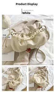 Détail du sac nuage blanc montrant la grosse chaîne acrylique et la texture PU douce
