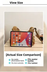 Sac bandoulière en toile marron montrant sa capacité pour tablette et objets