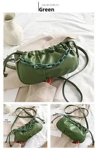 Détail du sac nuage froncé vert avec chaîne acrylique et texture en cuir matelassé
