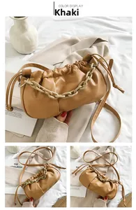 Détails du sac nuage plissé kaki avec chaîne en acrylique et texture en cuir souple