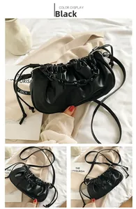 Détails du sac nuage noir plissé avec grosse chaîne mate et fine bandoulière en cuir