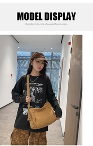 Sac bandoulière en toile kaki porté par un mannequin avec une tenue de style streetwear