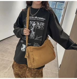 Détail du sac messager en toile kaki avec poche latérale à rabat fonctionnelle et style workwear