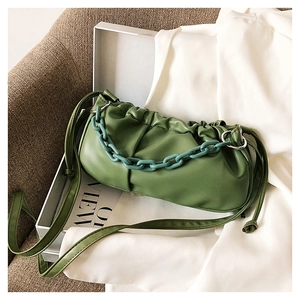 Gros plan du sac nuage froncé vert avec chaîne en acrylique sur boîte cadeau