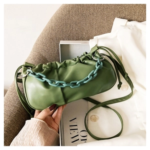 Gros plan d'un sac nuage plissé vert herbe avec chaîne acrylique mate et bandoulière