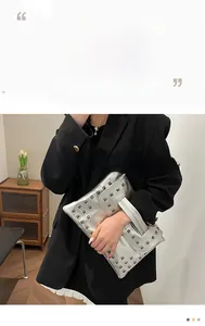Pochette a busta argento con borchie quadrate in metallo e finitura lucida