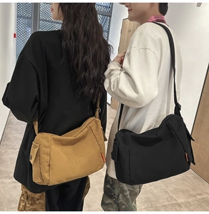 Sacs bandoulière en toile style japonais noir et jaune portés par des mannequins