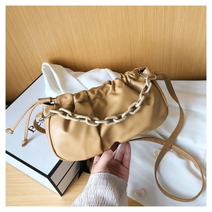 Détail du sac nuage plissé beige avec chaîne épaisse en acrylique crème et texture PU souple